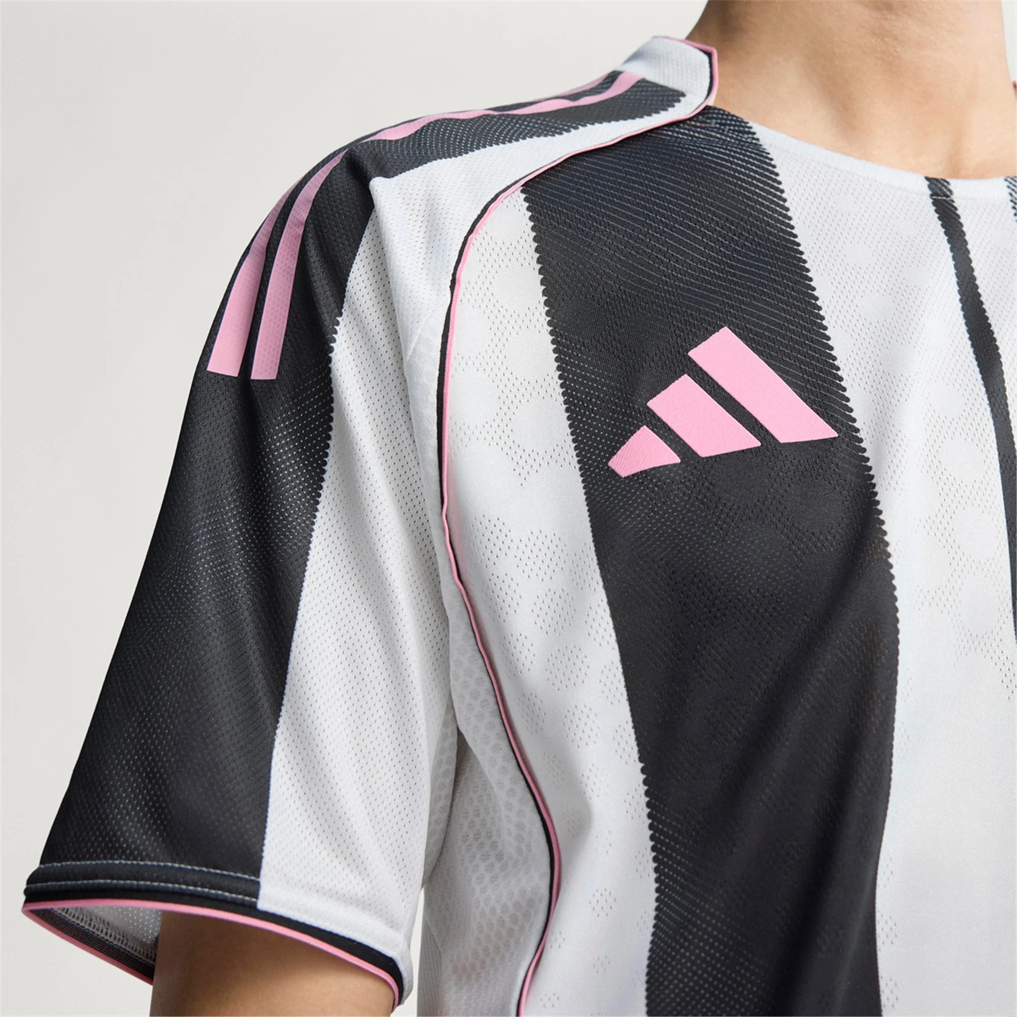 Juventus Home Jersey 2025/26 - Original Players Version - Image 5